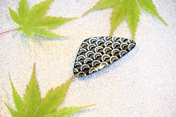 Kimono Sash Clip: Clamshell Shape - Seigaiha Pattern (Nakajima-Zougan)