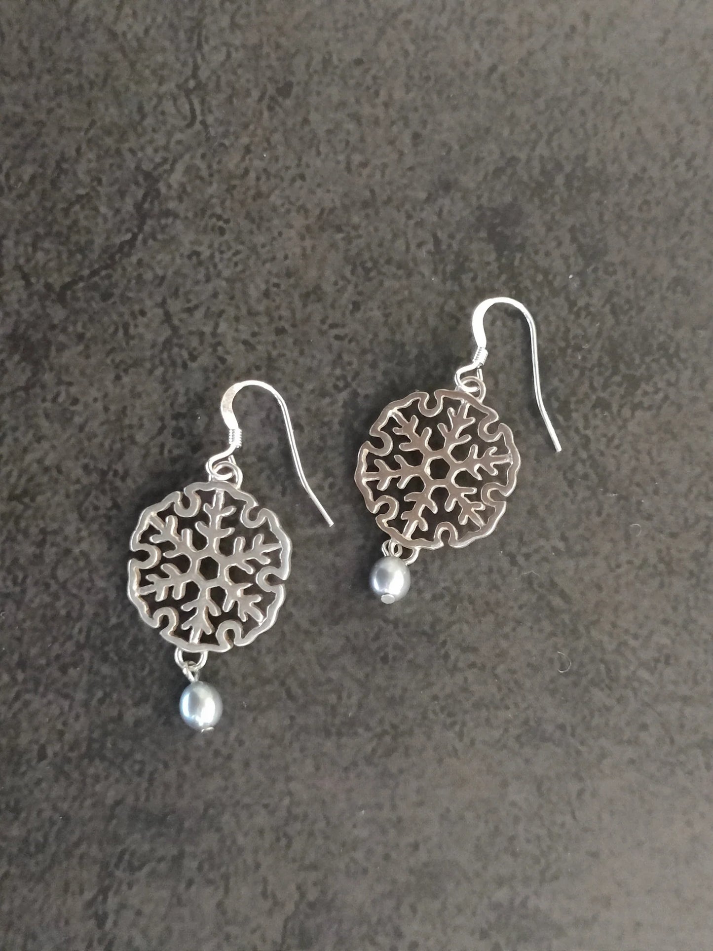 Snowflake Crystal - Piercing or Earring - Freshwater Pearl - Black (Atelier Hana e)