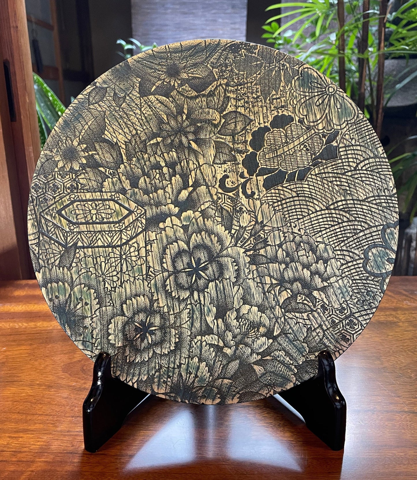 Large dish-Yuzen pattern carving-(Sansai)