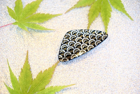 Kimono Sash Clip: Clamshell Shape - Seigaiha Pattern (Nakajima-Zougan)