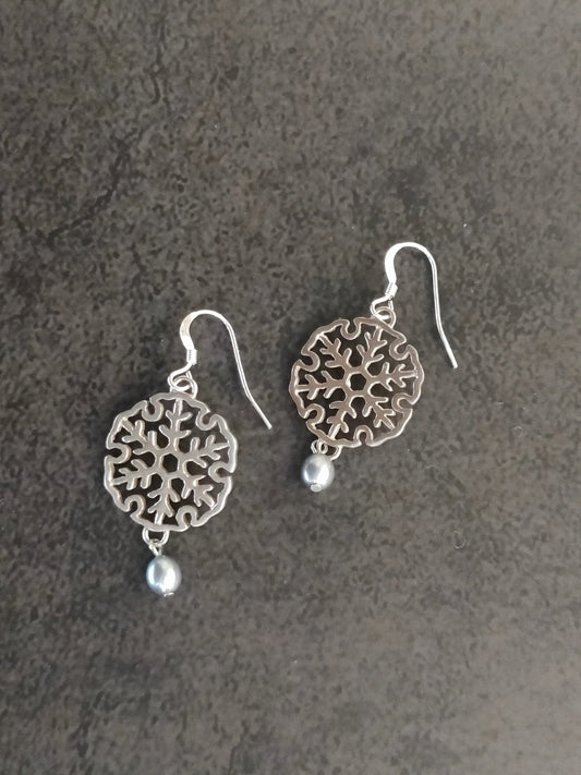 Snowflake Crystal - Piercing or Earring - Freshwater Pearl - Black (Atelier Hana e)