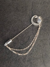 Moon rabbit - pin brooch - (Atelier Hana e)