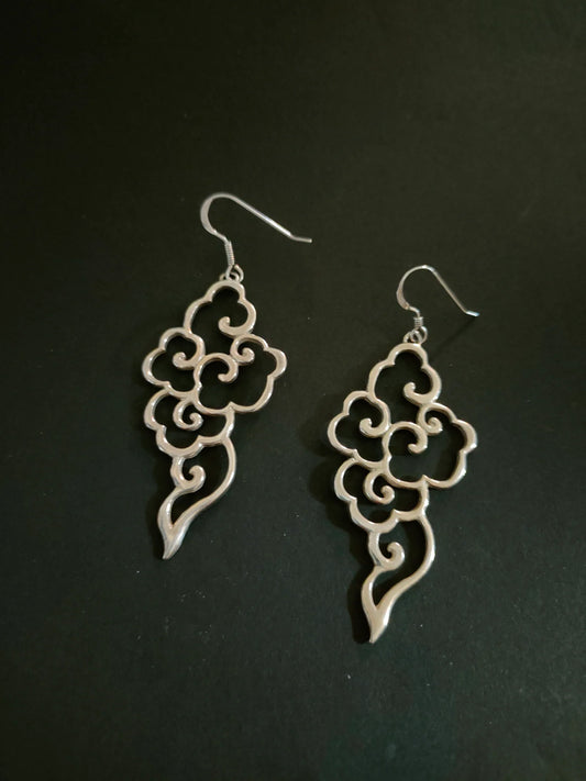 Auspicious Clouds - Piercings or Earrings (Atelier Hana e)